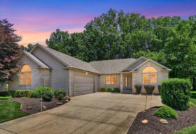 6575 Ruth Dr, Seven Hills, OH 44131